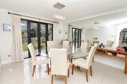 May Gardens, Elstree, Borehamwood