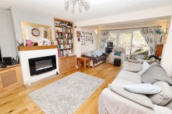 Lullington Garth, Borehamwood