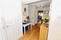 Lullington Garth, Borehamwood