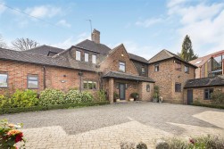 Loom Place, Radlett