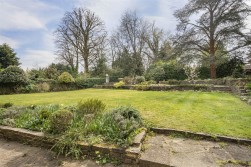 Loom Place, Radlett