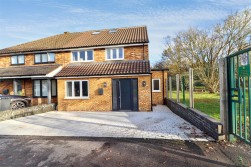 Easton Gardens, Borehamwood