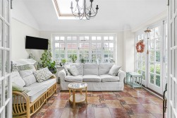 Aldenham Avenue, Radlett