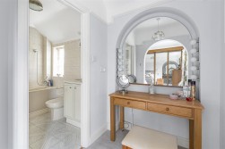 Aldenham Avenue, Radlett