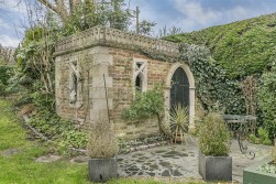 Aldenham Avenue, Radlett