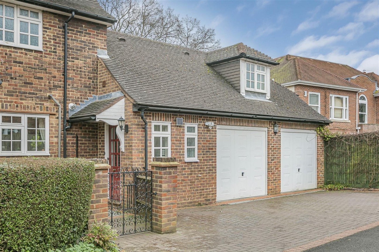 Aldenham Avenue, Radlett