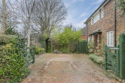 Aldenham Avenue, Radlett