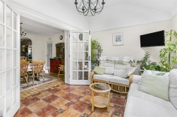 Aldenham Avenue, Radlett