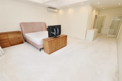 Barnet Lane, Elstree, Borehamwood