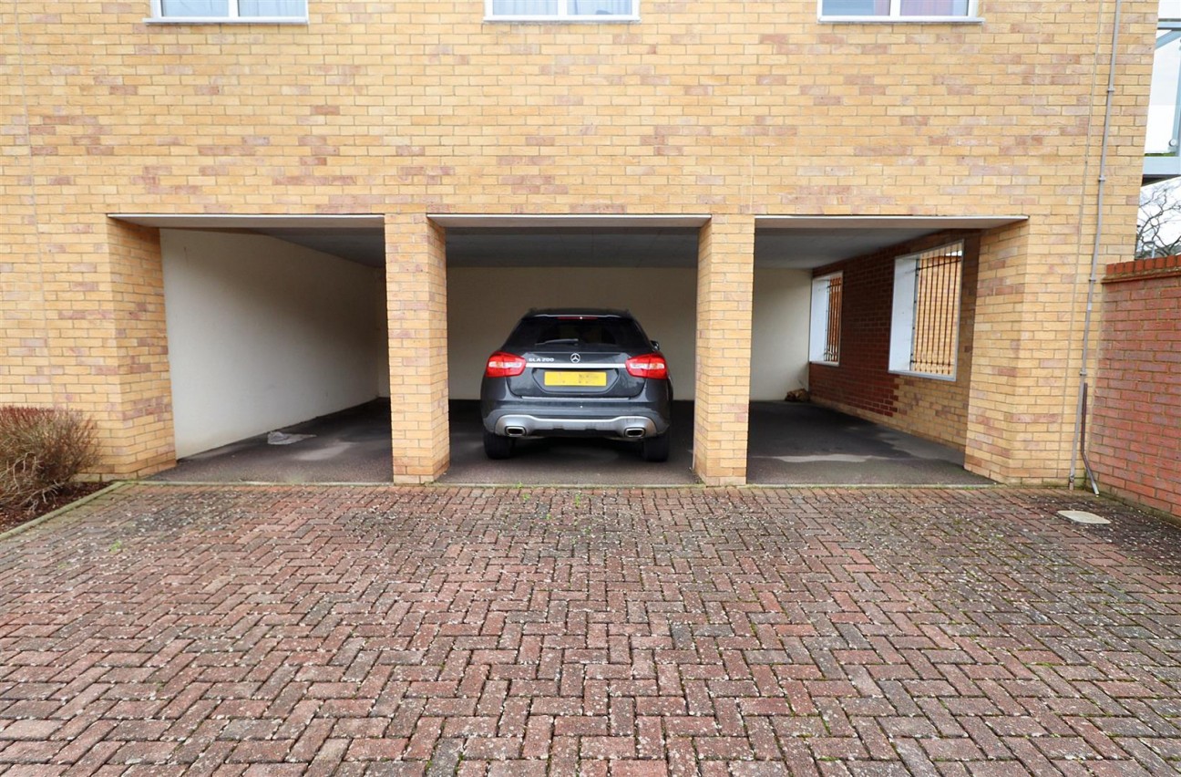 Todd Close, Borehamwood