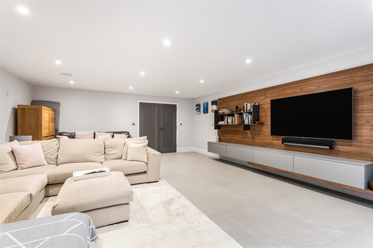 Christchurch Crescent, Radlett