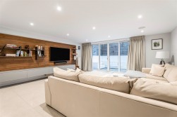 Christchurch Crescent, Radlett