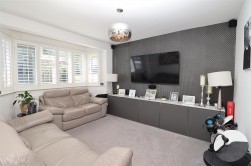 Lullington Garth, Borehamwood