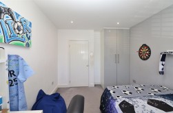 Lullington Garth, Borehamwood