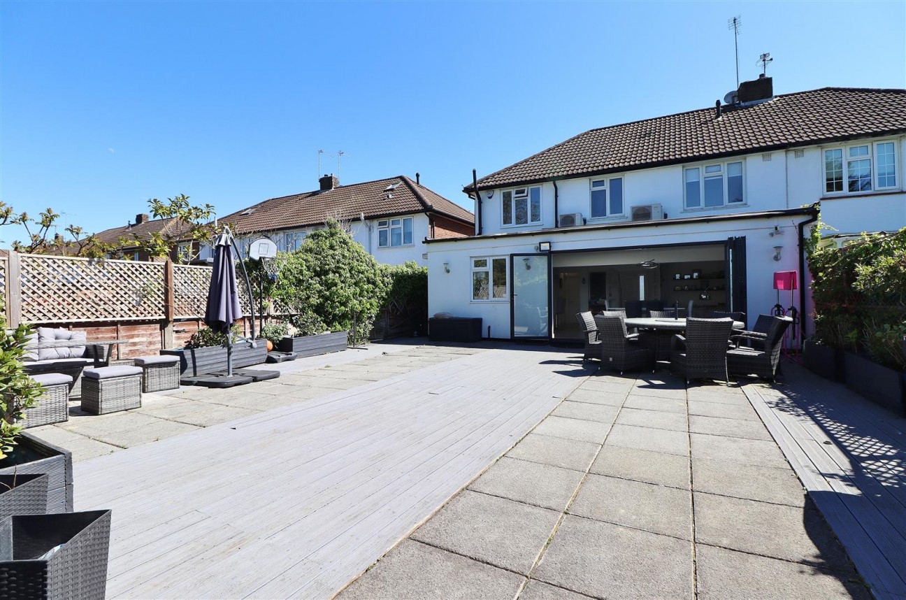 Lullington Garth, Borehamwood