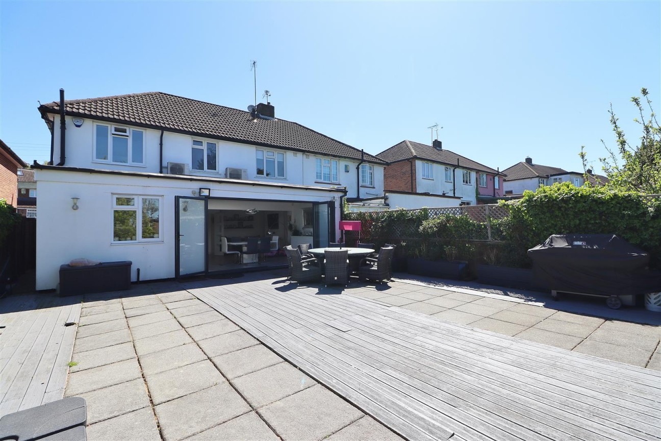Lullington Garth, Borehamwood
