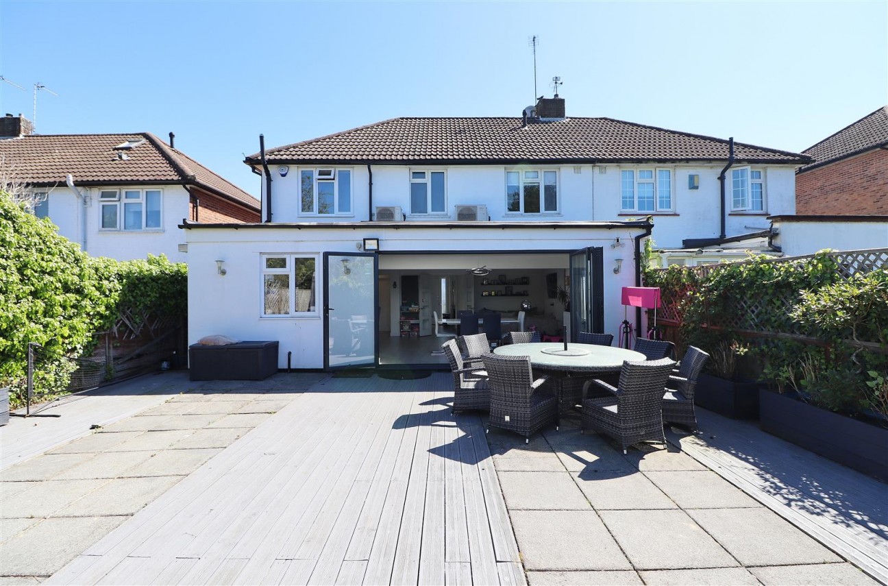 Lullington Garth, Borehamwood