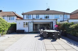 Lullington Garth, Borehamwood