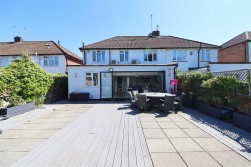 Lullington Garth, Borehamwood
