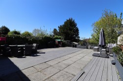 Lullington Garth, Borehamwood