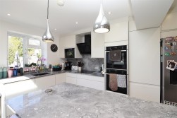 Lullington Garth, Borehamwood