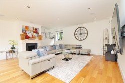 Sandy Lane, Bushey