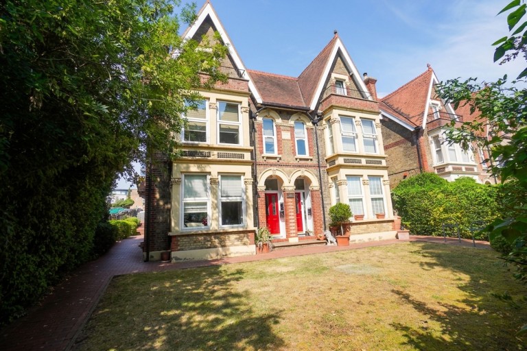 123 London Road, High Wycombe, HP11