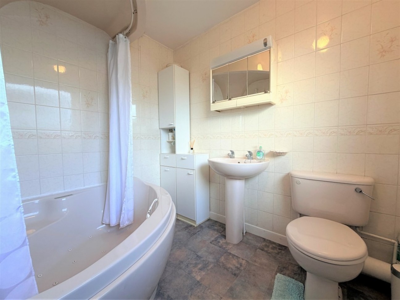 Main Road, Chelmondiston